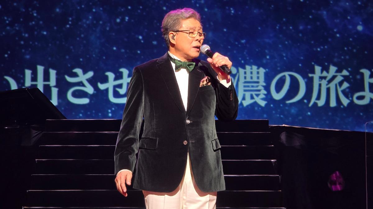 楊烈獻唱多首好歌,展現充滿人生歷練的動人歌聲。(圖/印太戰略智庫提供)