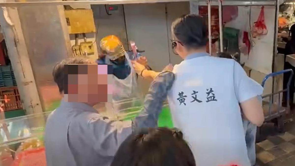 高雄議員遇「阿伯動手」!大力拍肩還罵壞蛋 市場民眾全目擊