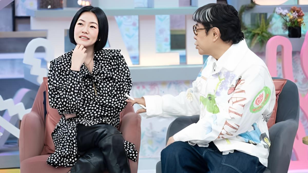 藝人小S在節目中身著 Chloé 點點連身裙搭配過膝靴的造型。(圖/翻攝自IG@ebcdeegirlstalk)