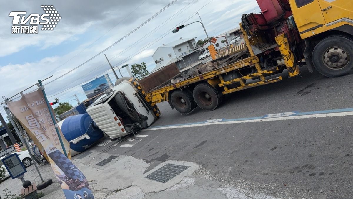 台東卑南鄉台9線賓朗路段9日下午發生一起翻車意外,一輛拖吊車左轉時,導致後方被拖行的水泥預拌車往右傾斜翻覆,所幸無人傷亡。(圖/TVBS)