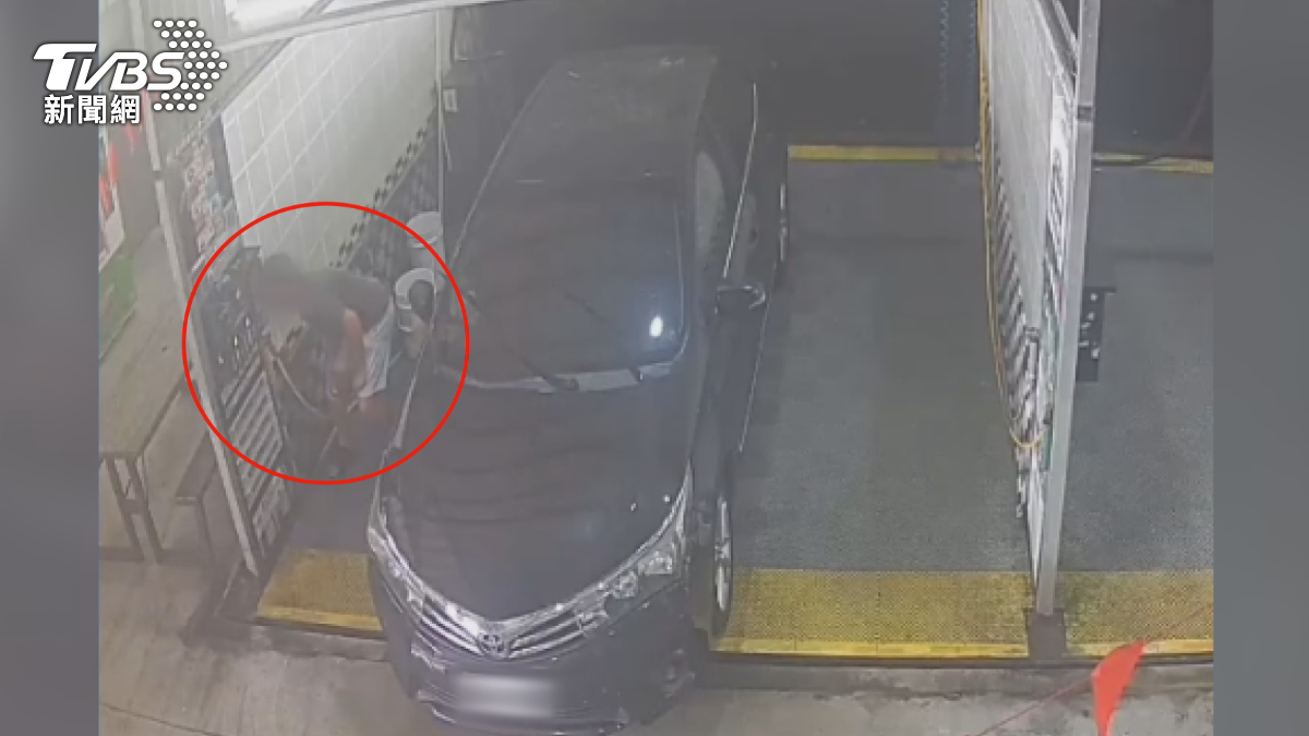 台南安南區一家自助洗車廠遇上竊賊,一名男子假意洗車,利用工具撬開投幣機,伸手狂挖硬幣,連偷兩台得手約2500元。(圖/TVBS)