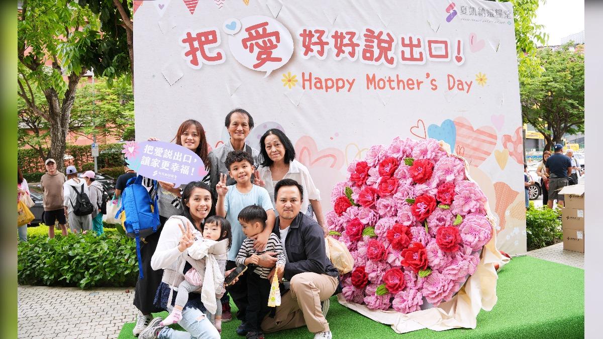 巨型康乃馨現身成打卡熱點!教會母親節市集、親子活動湧人潮