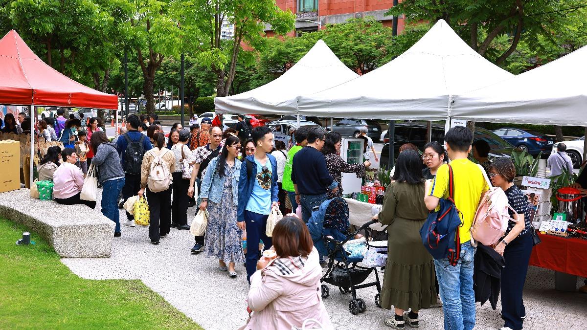 戶外公益市集結合特色餐車與人氣攤位吸引人潮。(圖/夏凱納靈糧堂提供)