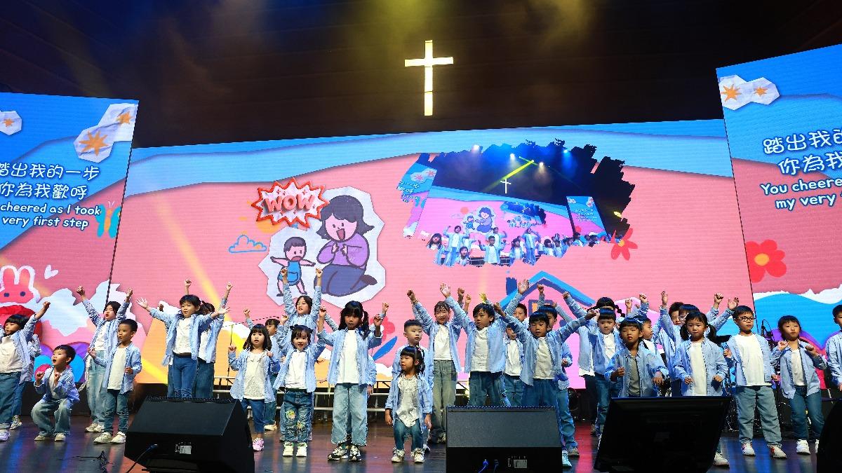 SHEKINAH KIDS兒童牧區帶來合唱與街舞演出,表達對母親的愛與感謝。(圖/夏凱納靈糧堂提供)