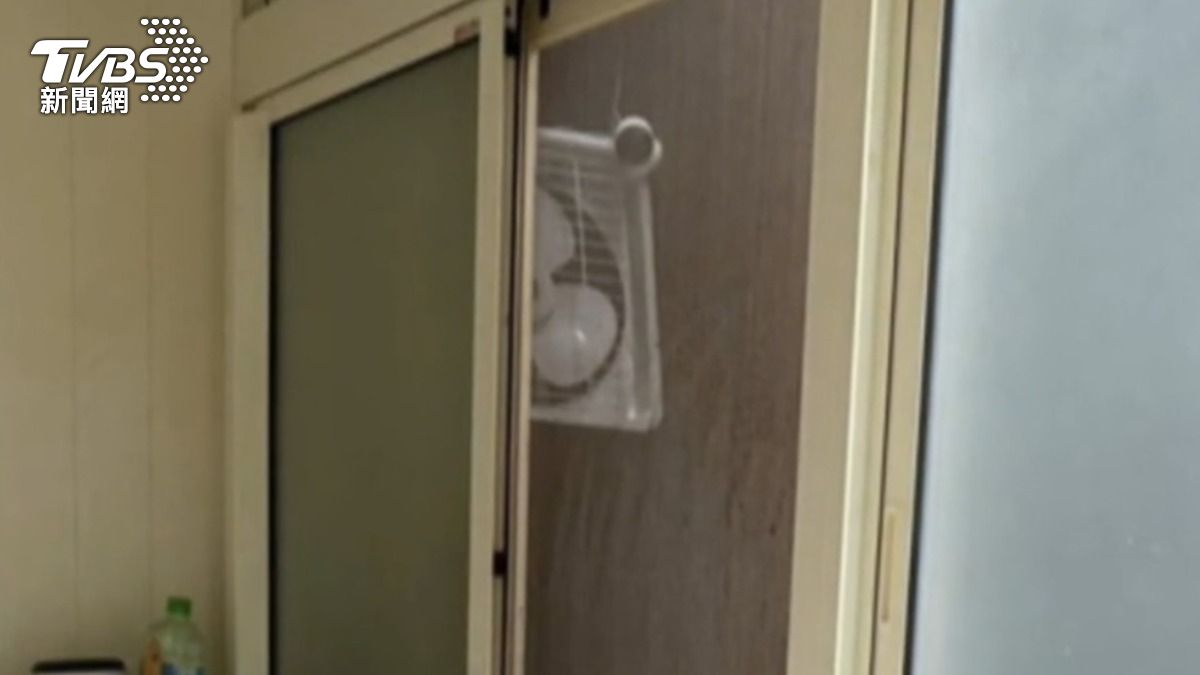 鄰居反控投訴人曾在排風扇裝設監視器,一開窗就看到鏡頭。(圖/TVBS)