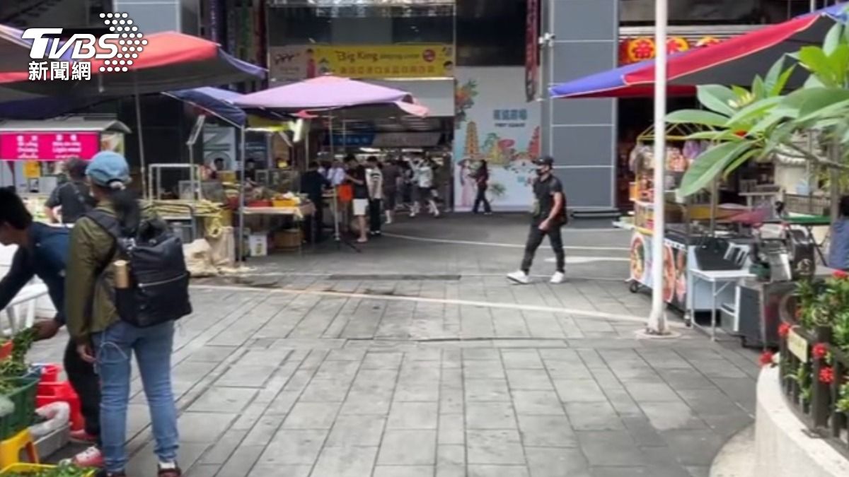 第一波衝突後,其中4名移工在火車站前廣場狹路相逢,再爆二次衝突。(圖/TVBS)