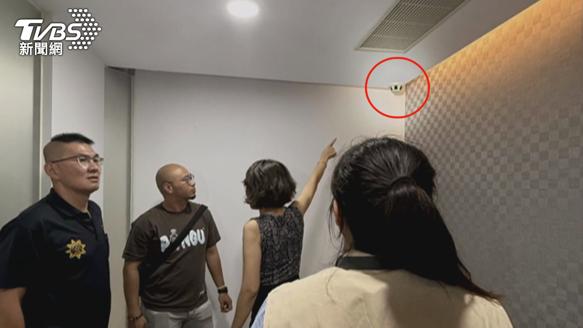 台南市衛生局針對醫美診所偷拍風暴展開專案稽查,在研醫明醫美診所發現類似偵煙器偷拍針孔設備,業者雖辯稱有病患簽署同意書,但仍被移送檢方偵辦。(圖/TVBS)