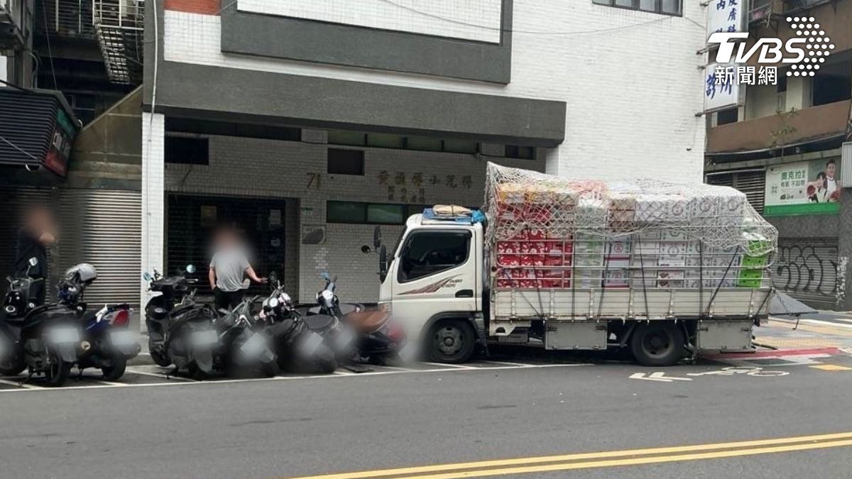 有片/精神不濟釀禍!北市男市場送貨連撞6車 護欄、標示牌全倒