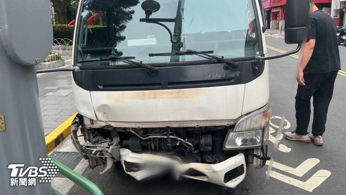 貨車車頭凹陷。(圖/TVBS)