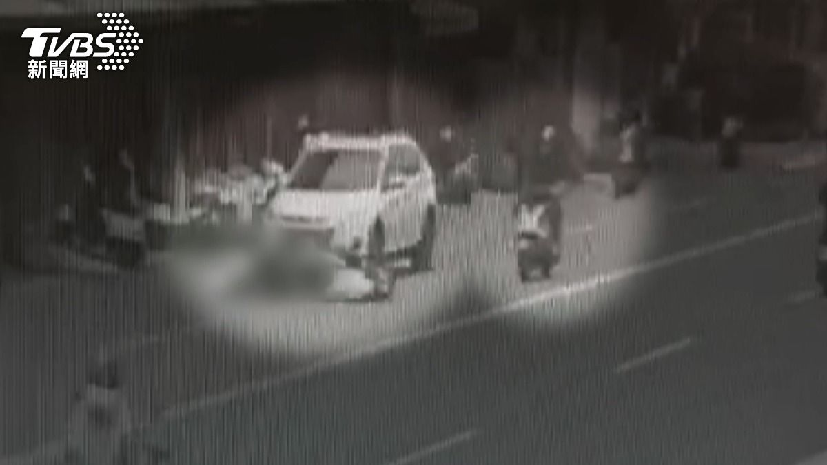 機車騎士擦撞腳踏車摔車後遭休旅車捲入車底,警消人員全力搶救(圖/TVBS)