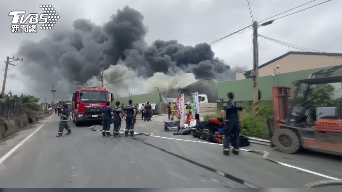 鹿港廢棄物廢棄工廠狂燒!「黑巨龍」竄天際 緊鄰台61嚇壞駕駛。(圖/TVBS)
