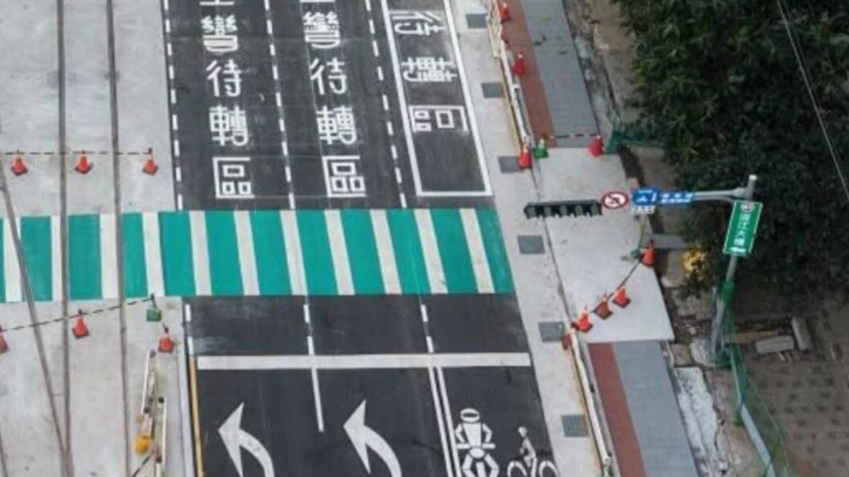 最右側車道本身具備直行與右轉功能,但前方卻畫設「左轉待轉區」,導致機車若依規定進入待轉區,可能會與同樣準備直行或右轉的車流交錯。(圖/翻攝自Threads)