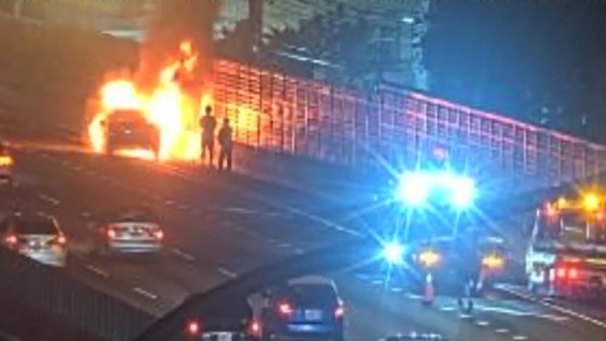 國1大雅段驚悚火燒車!「烈焰吞噬自小客」剩骨架 駕駛急逃生