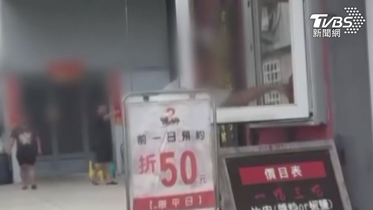 醉漢跑到知名烤鴨店,因沒提前預訂買不到,竟然動手毆打結帳的老闆娘,被其他顧客當場目擊。(圖/TVBS)