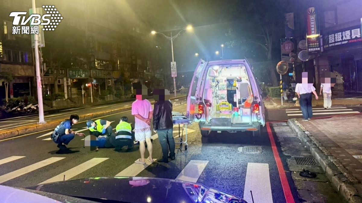 板橋深夜車禍!六旬婦疑違規穿越馬路 機車閃避不及「直接撞」