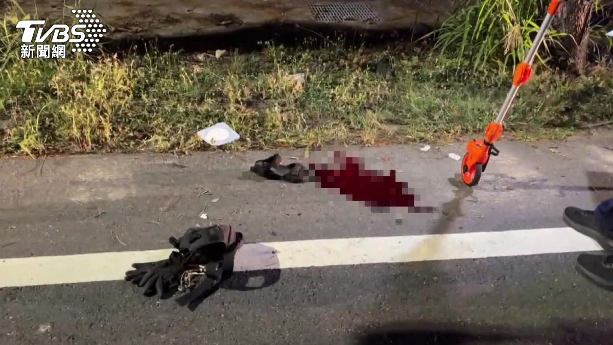 路面留下一灘血跡。(圖/TVBS)