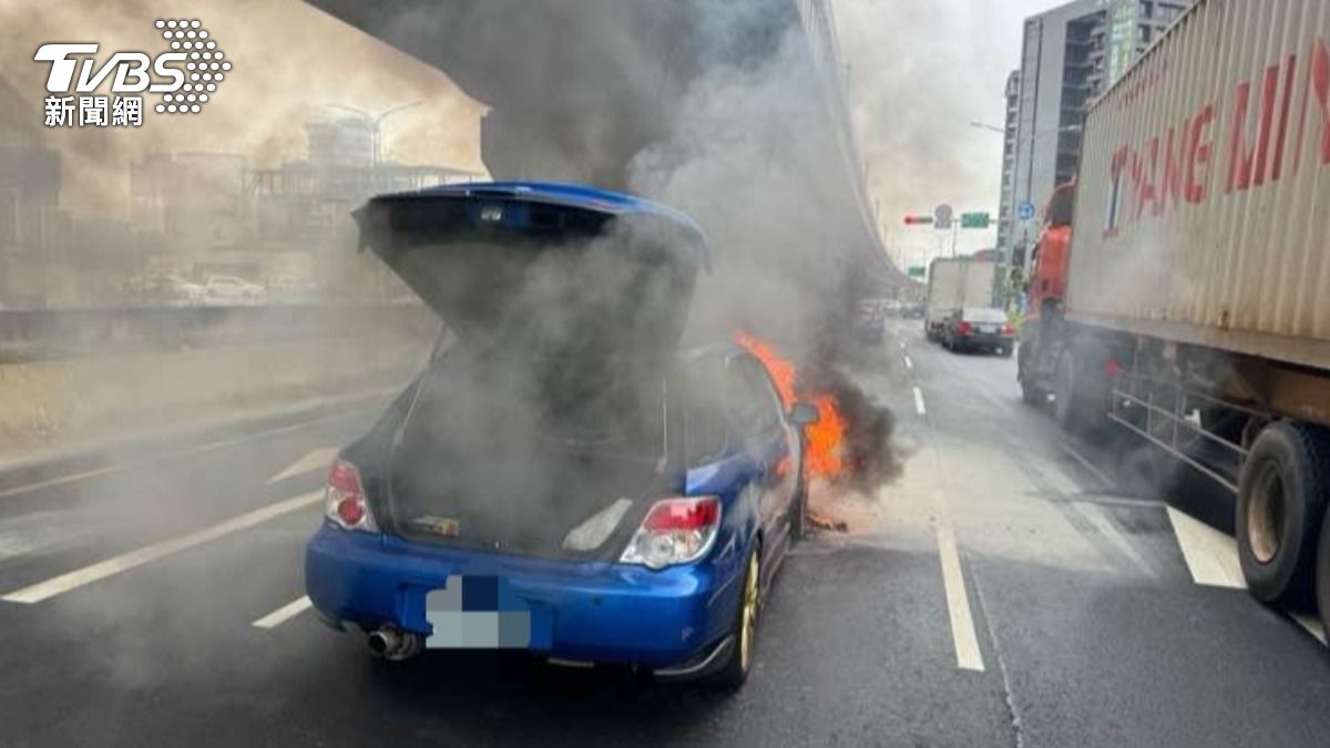 快訊/上班注意!中壢轎車「行進間起火」濃煙狂竄駕駛驚逃