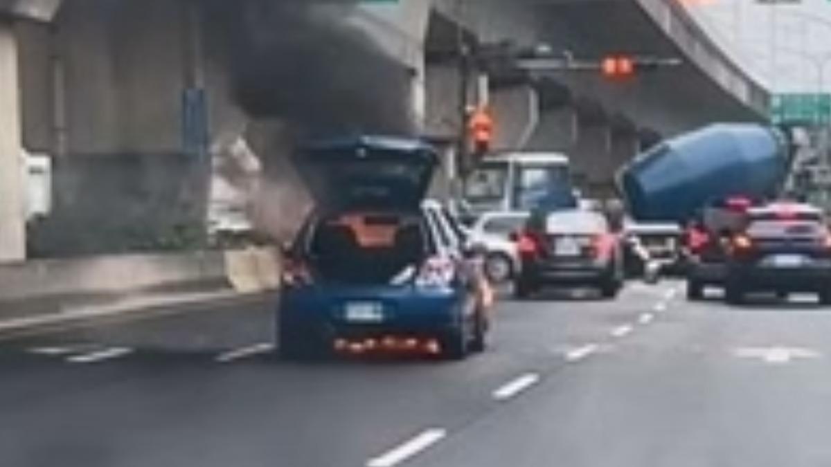 車輛竄火、濃煙。(圖/翻攝記者爆料網)