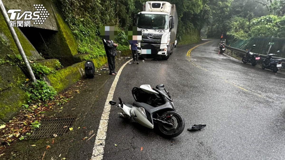 快訊/北宜公路死亡車禍!機車打滑猛撞對向大貨車 騎士肺部破裂亡