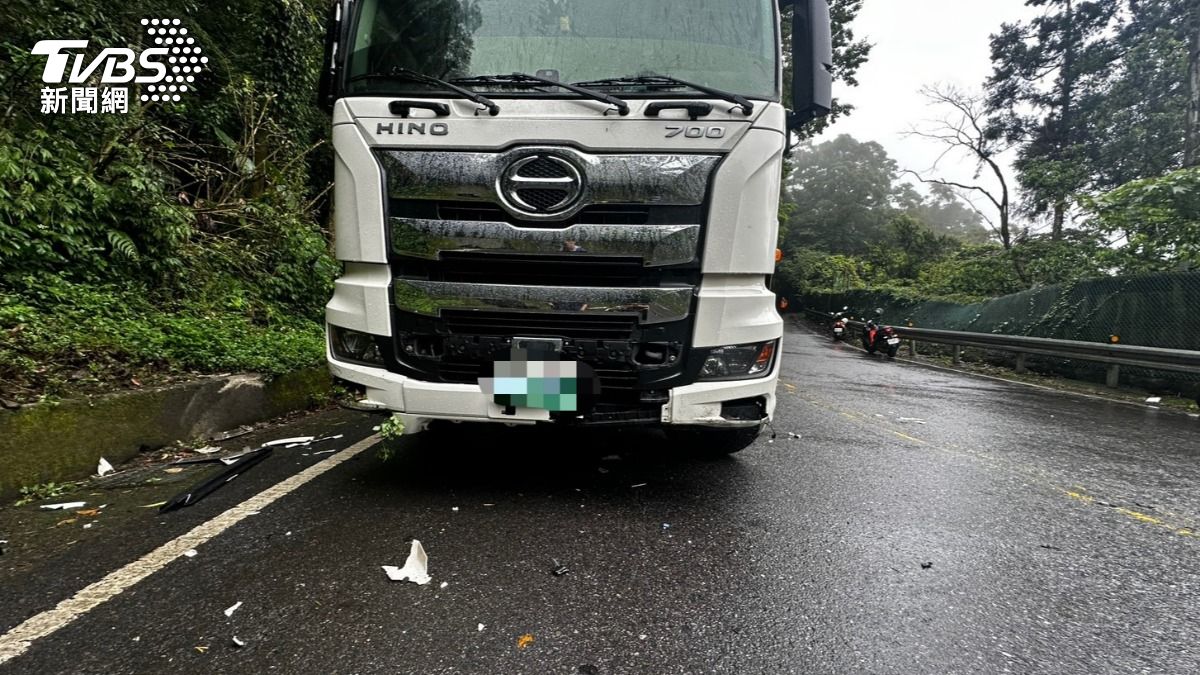 機車疑似打滑衝往對向車道與大貨車對撞,騎士傷重不治。(圖/TVBS)