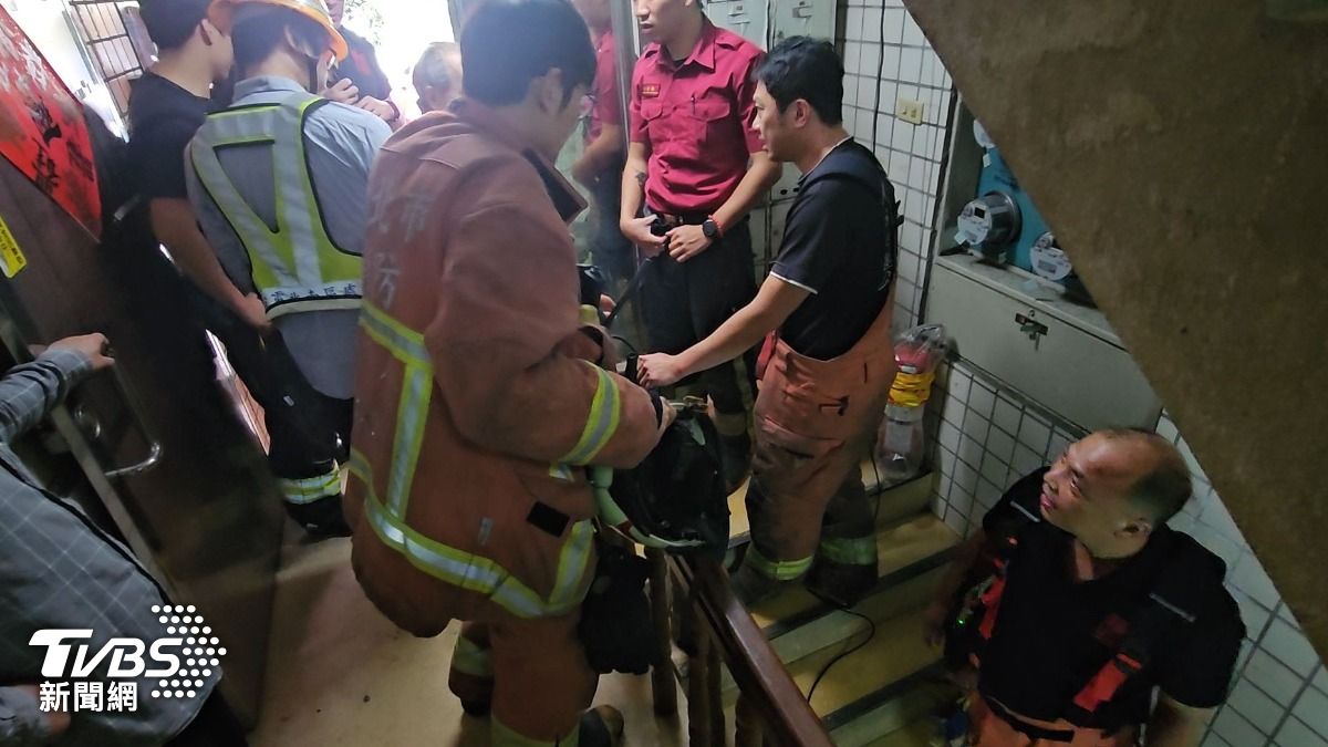 消防隊人員會同台電人員，確認有無漏電等安全疑慮，並疏散民眾。(圖／施協源攝）