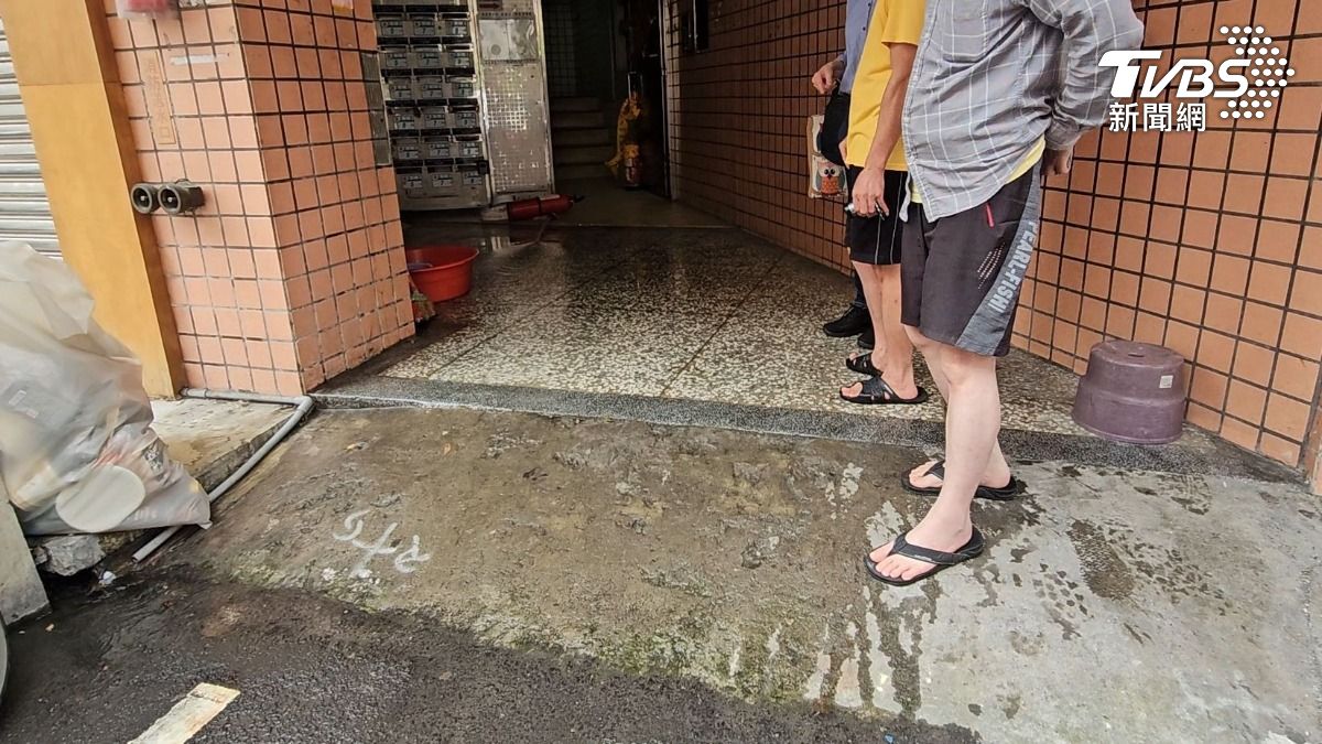 消防隊人員會同台電人員，確認有無漏電等安全疑慮，並疏散民眾。(圖／施協源攝）