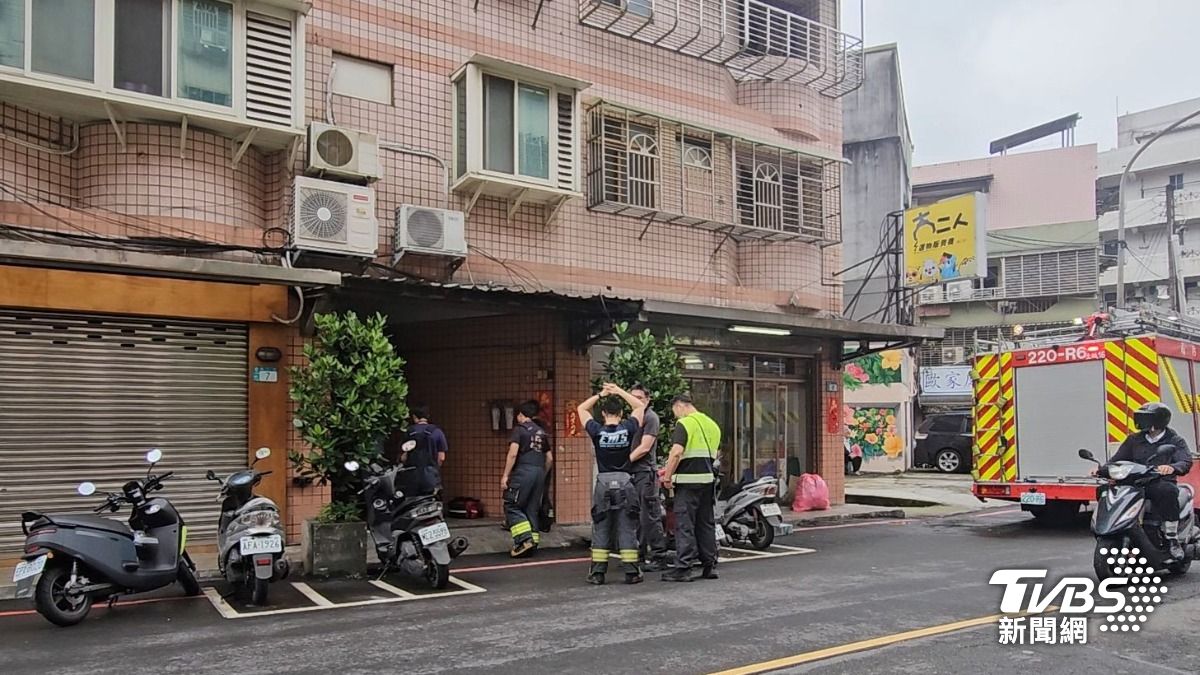 約１００社區地下室，突然大量淹水及腰。住戶懷疑可能是抽水系統故障，地下室的蓄水池滿了，還繼續抽水所導致。（圖／施協源攝）