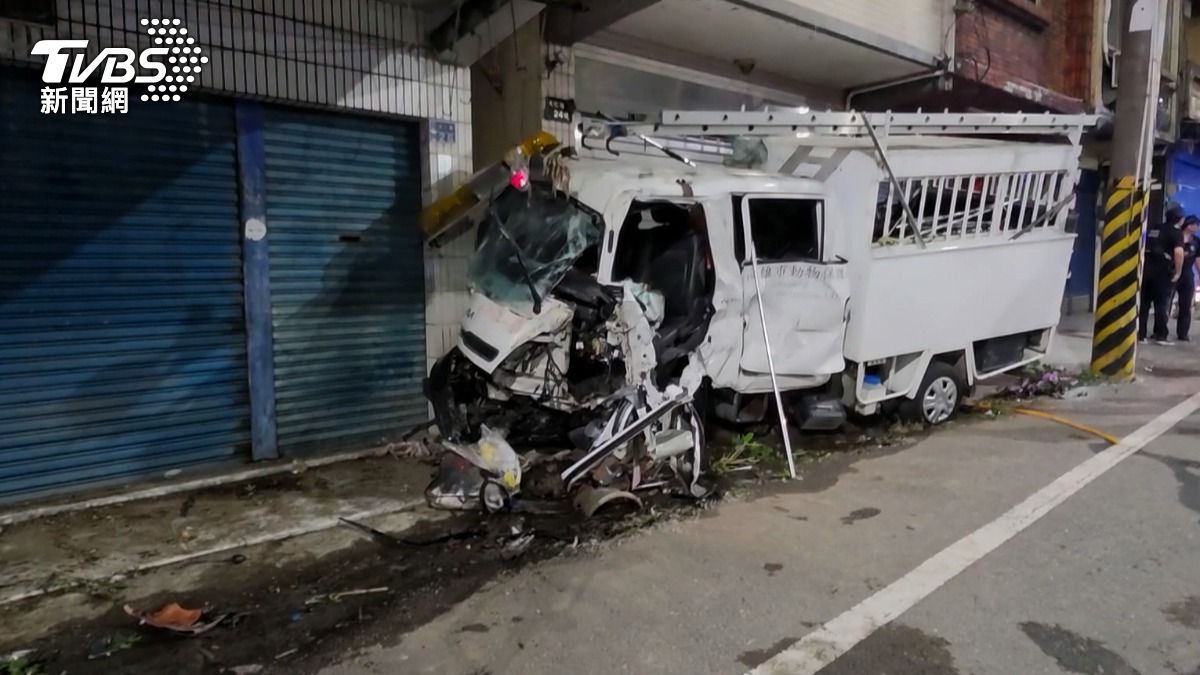 高雄市燕巢區一輛動保處委外廠商的貨車失控衝撞民宅,駕駛酒測值高達1.17毫克。(圖/TVBS)