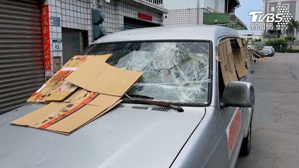 高雄市仁武區永和街近日發生連續砸車事件，短短兩天內共造成8輛車受害。（圖／TVBS）