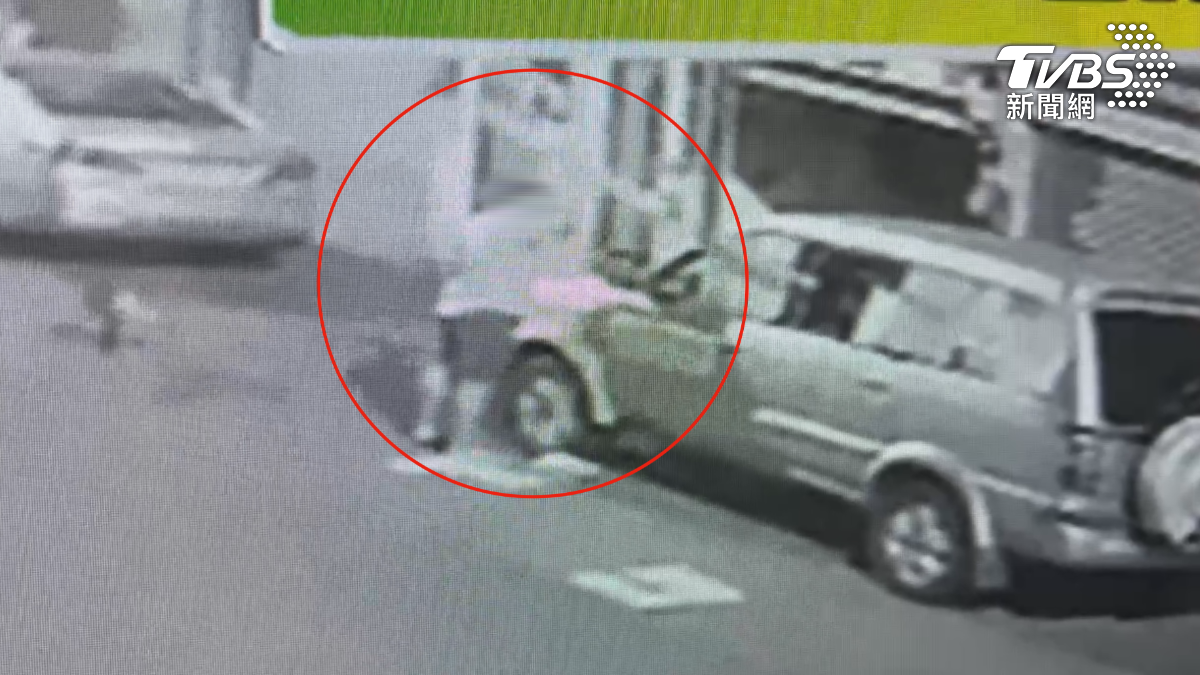 男子手持又長又粗的鐵條，沿街狂砸鄰居停放的車輛，一邊敲打一邊嘶吼。（圖／TVBS）