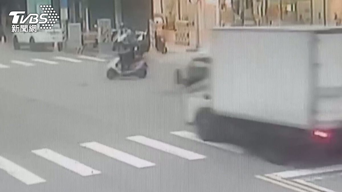 閃燈路口死亡車禍!29歲騎士遭貨車撞飛,頭部重創不治。(圖/民眾提供)