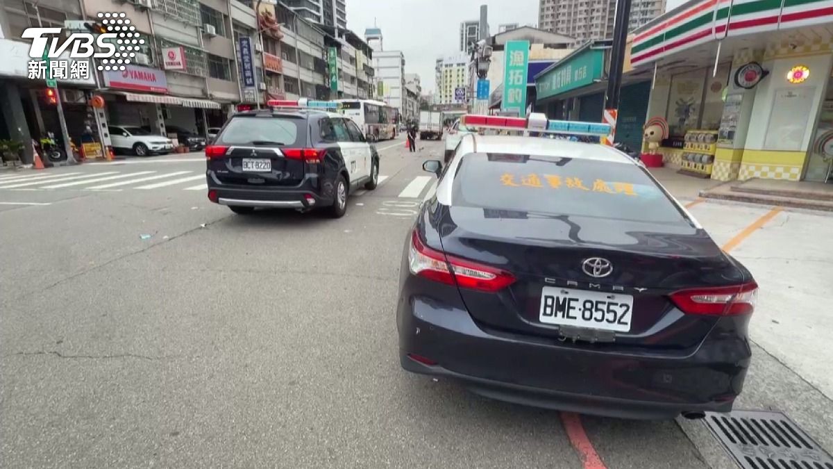 普通重型機車與自小貨車於閃光號誌路口發生碰撞,全案由警方持續調查釐清中。(圖/TVBS)