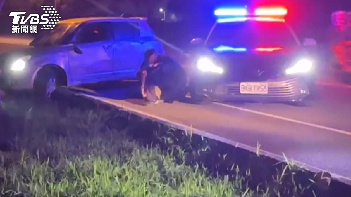因直行違規駛入轉彎車道遭後方警車發現,員警立即鳴燈攔檢,經唾液檢測毒品反應呈陽性,涉嫌毒駕。(圖/TVBS)