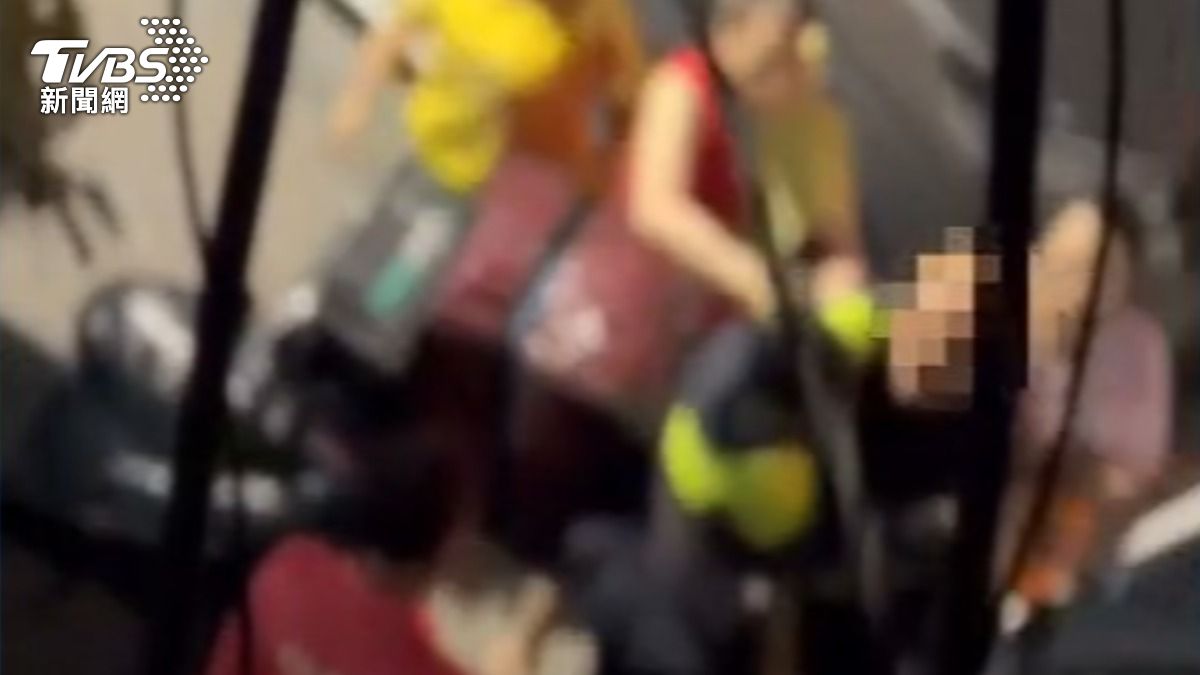 停車問題,鄰居吵翻天,警方與里長到場調解。(圖/社會事新聞影音)