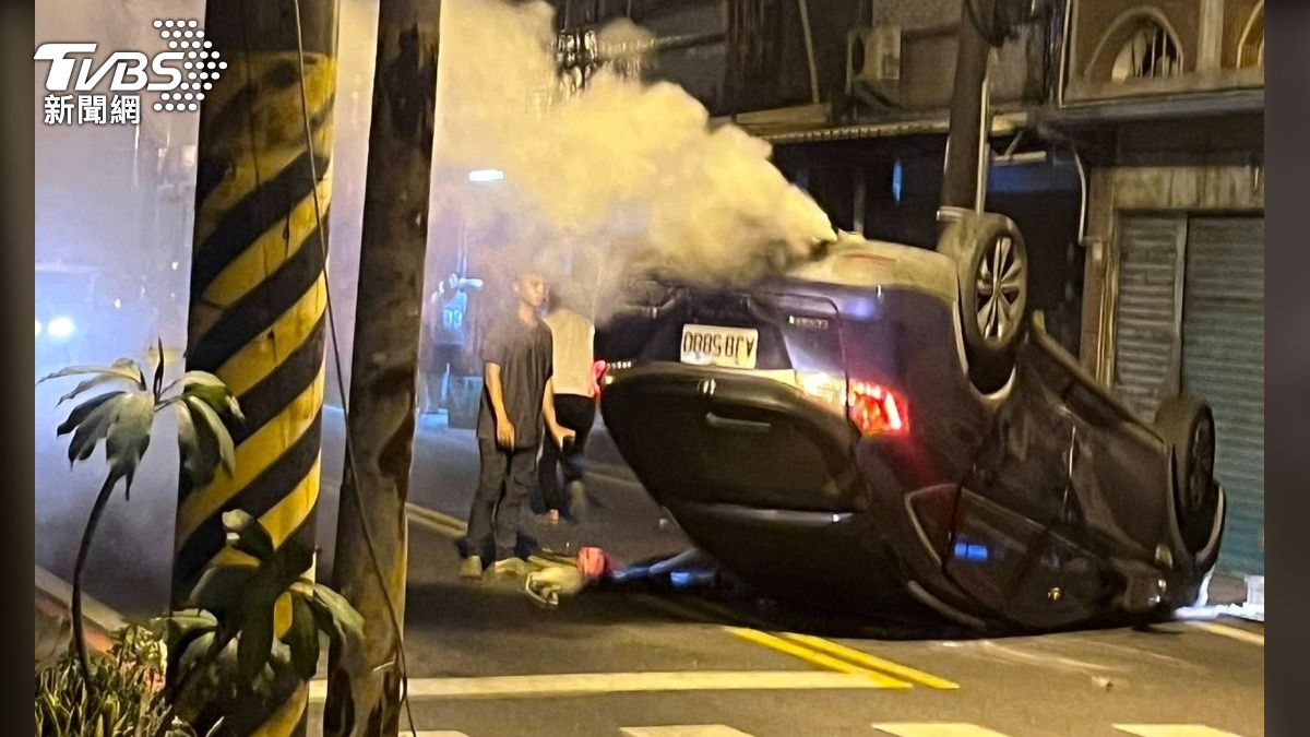 屏東轎車擦撞翻覆，車尾竄出濃煙，駕駛急逃生。（圖／TVBS）