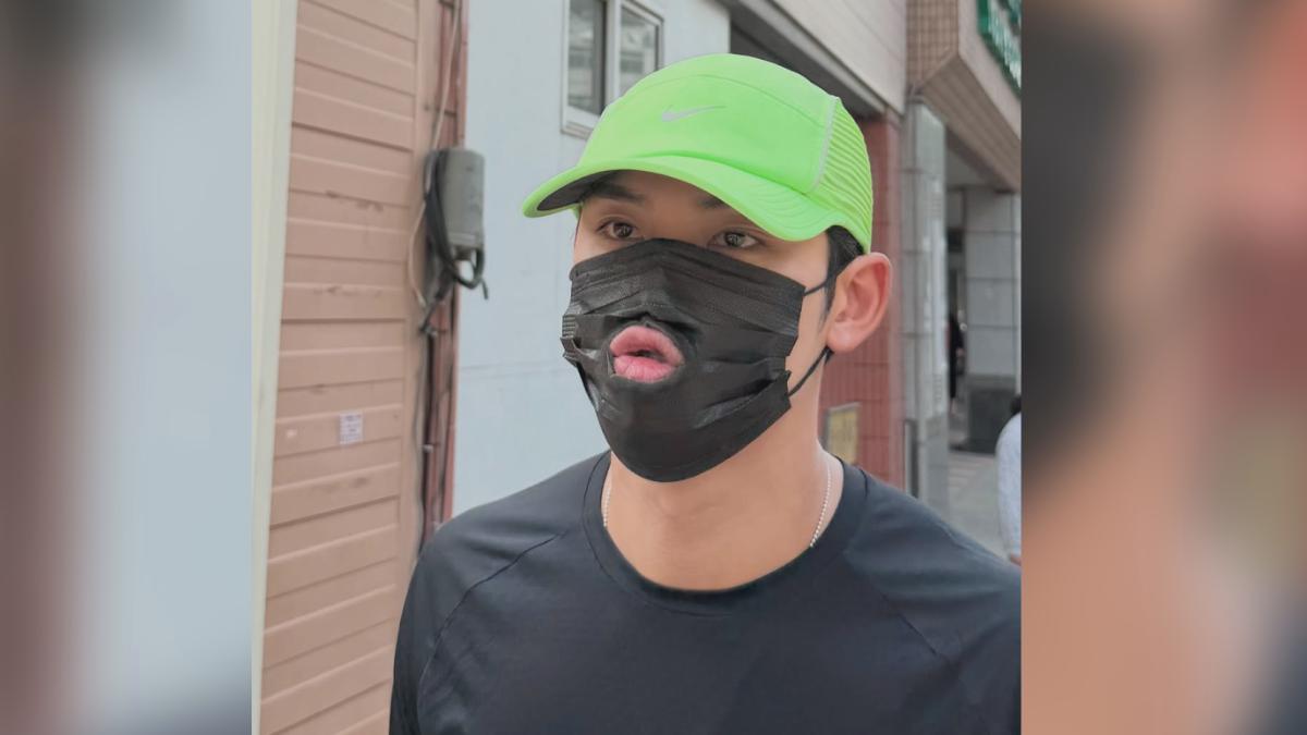 只見他明明要低調戴著口罩,卻在中間「戳洞」露出嘴唇,讓粉絲笑翻。(圖/翻攝IG_min9yu_k)