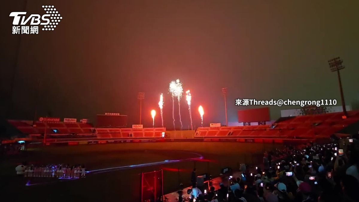 昨天(5/10)樂天桃猿主場賽後煙火。(圖/來源Threads)