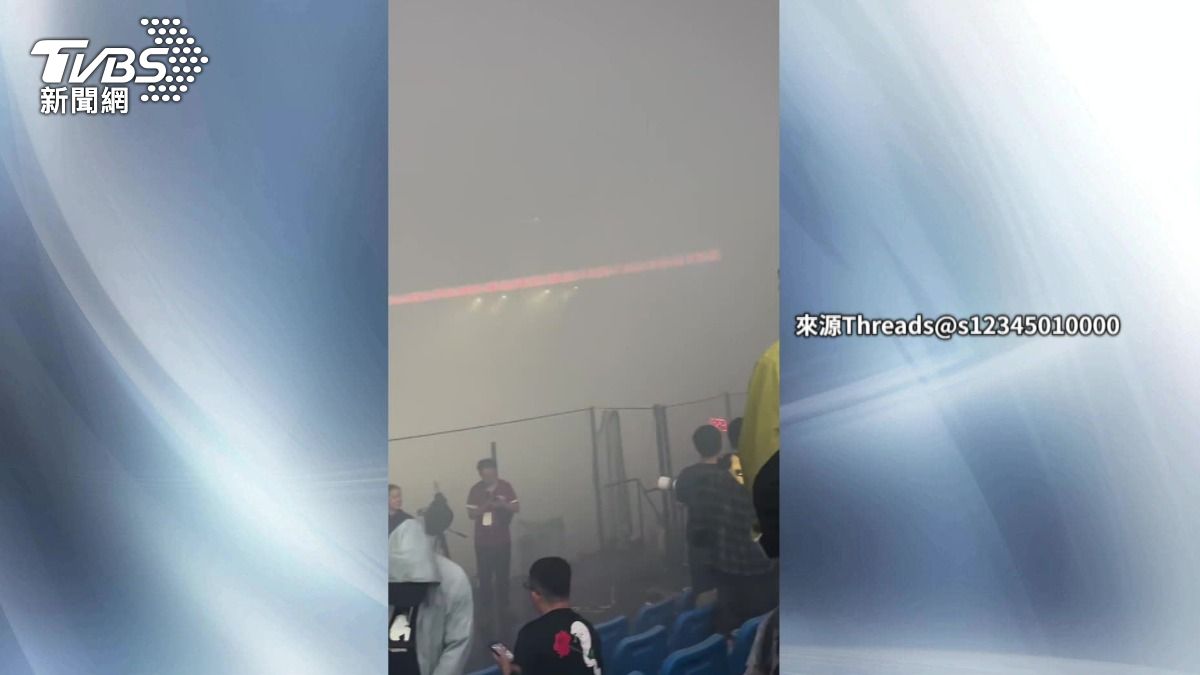 濃煙越來越大,甚至瀰漫整個球場。(圖/來源Threads)