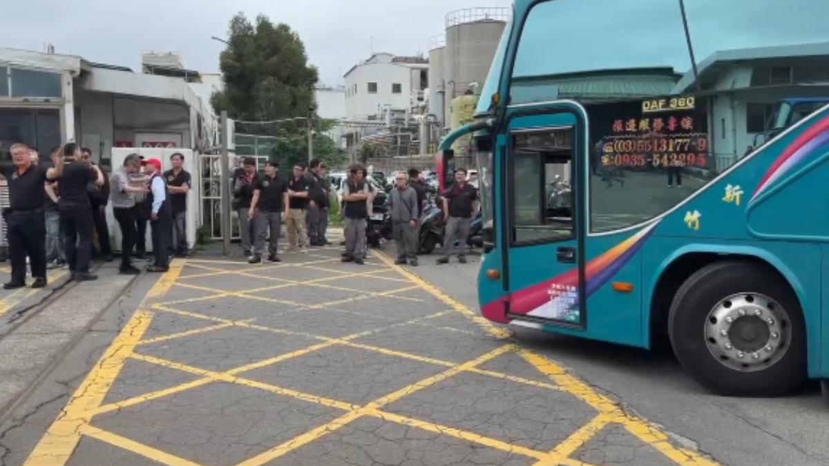 普利斯通新竹廠關閉551名員工受影響，遊覽車載員工至4地協商。（圖／TVBS）