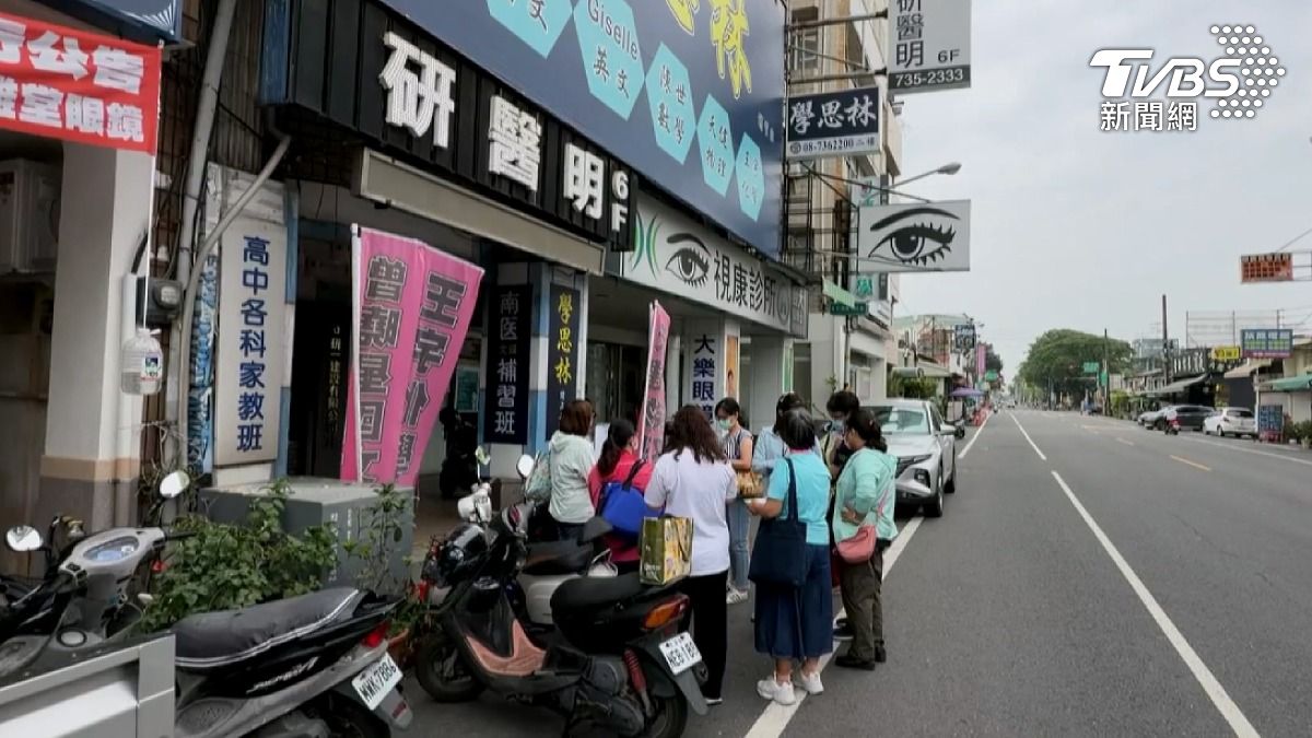 大批衛生局人員前往研醫明屏東分店突襲稽查,但業者鐵門緊閉讓稽查人員撲空。(圖/TVBS)