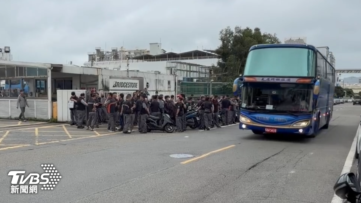 台灣普利司通新竹廠關廠,由遊覽車載運員工進行勞資協商。(圖/TVBS)