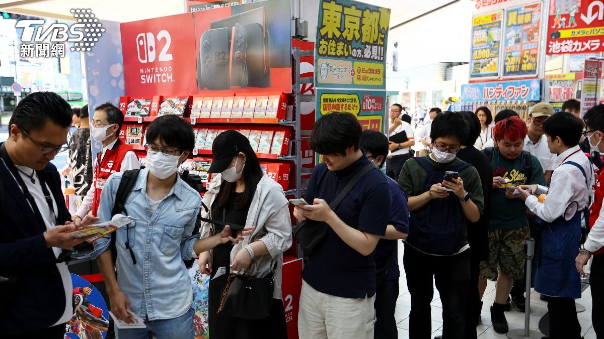 任天堂宣布漲價，引爆各地排隊潮。（圖／達志影像路透社）