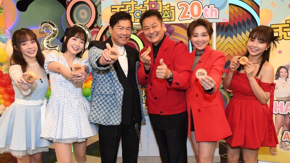 巫苡萱、籃籃、曾國城、徐乃麟、張文綺、徐凱希攜手主持的《天才衝衝衝》開播20週年。(圖/華視提供)