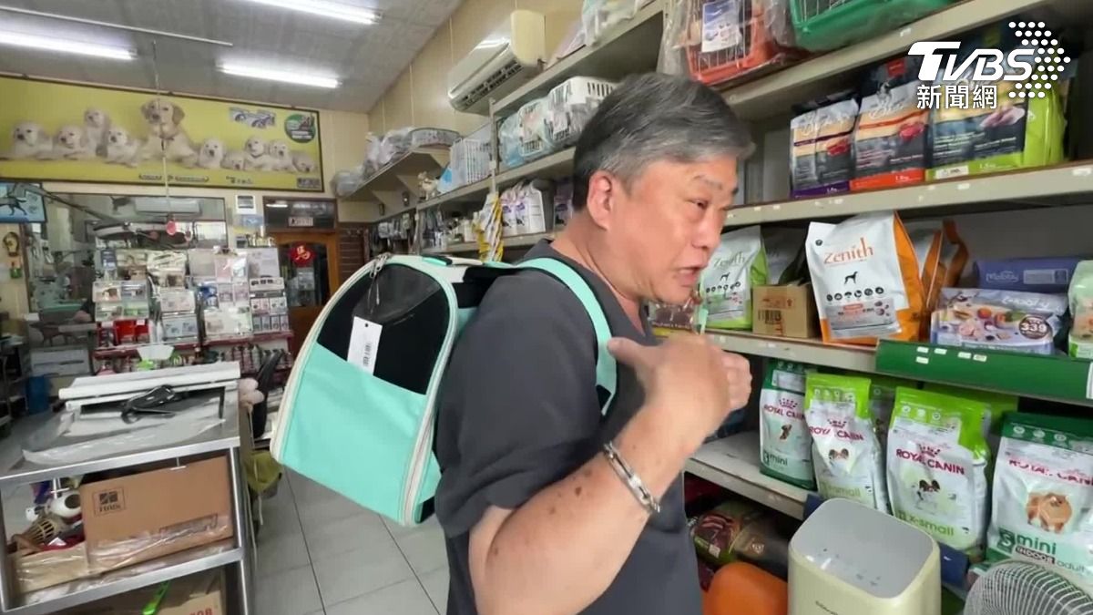 業者示範正確揹狗狗的方法。(圖/TVBS)