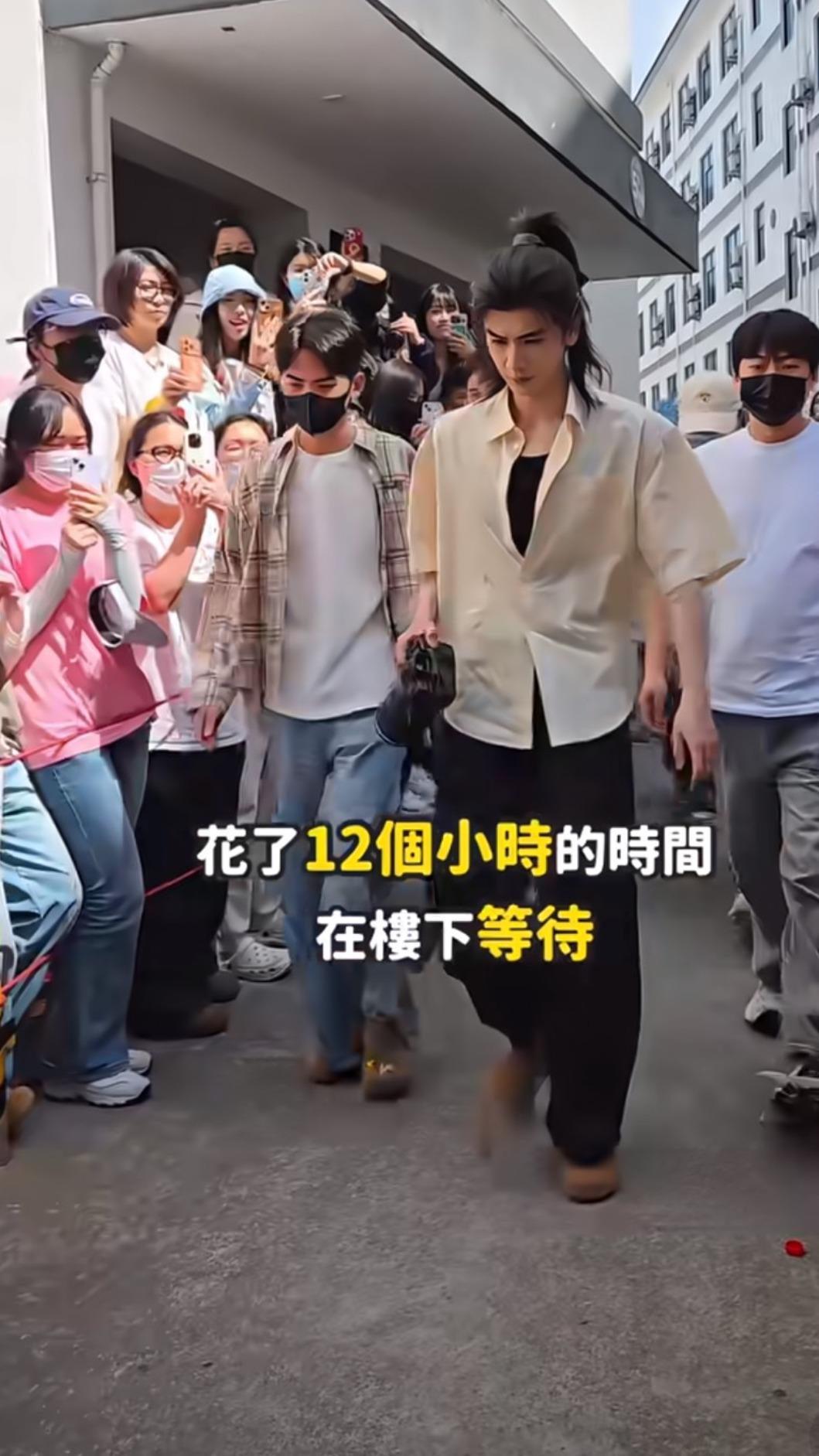 張凌赫出妝要排保母車旁邊。(圖/翻攝自微博)