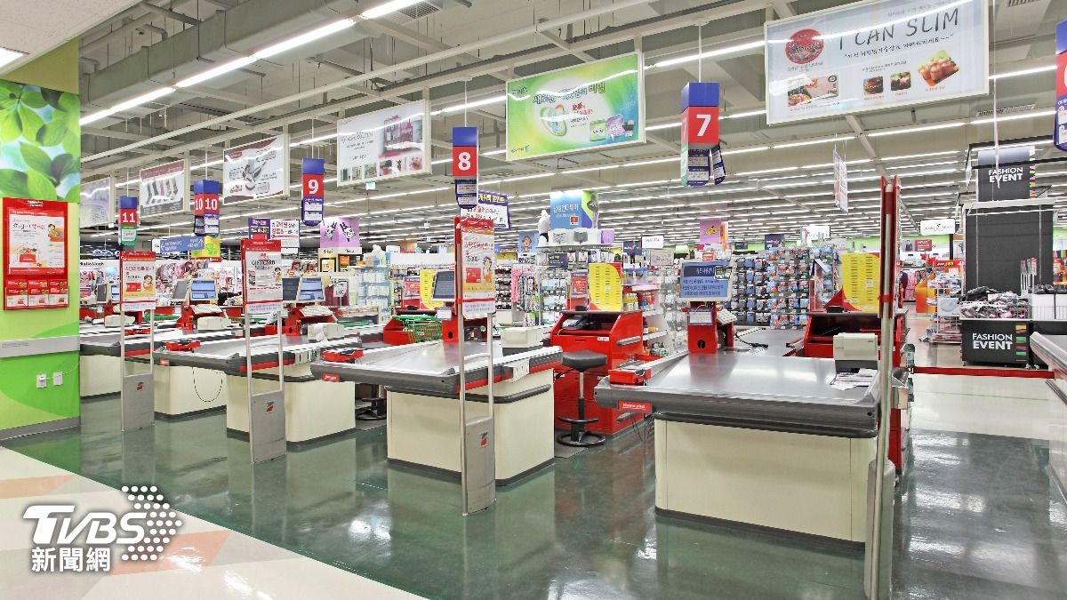 Homeplus過去是南韓三大連鎖量販店之一,以價格親民、生鮮商品齊全聞名,也是不少觀光客赴韓採購零食、泡麵與保健食品的熱門通路。(圖/達志影像 shutterstock)