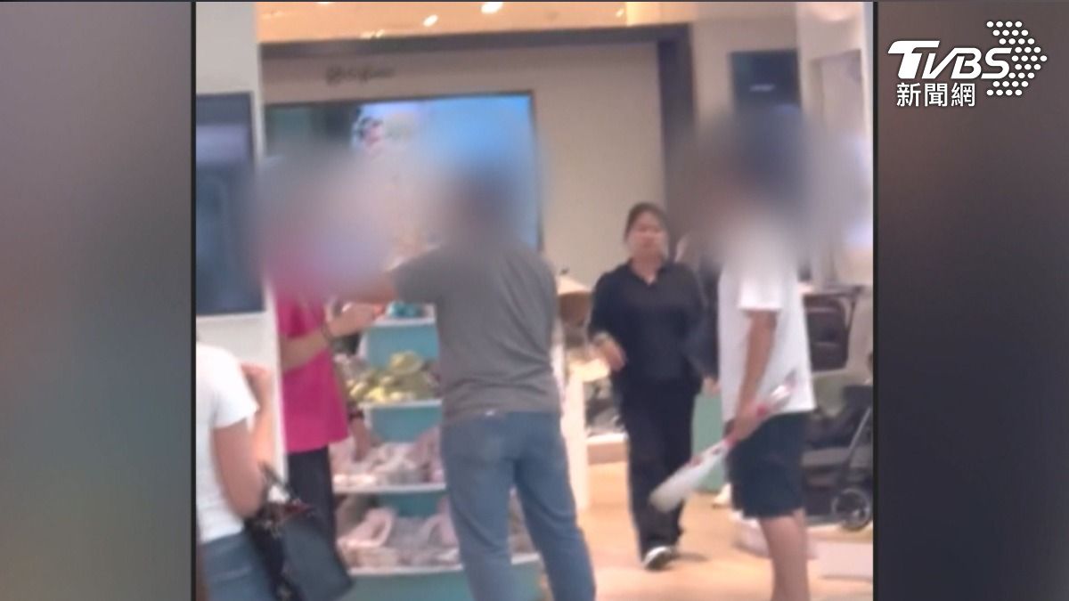 母親節百貨談離婚 夫當孩子面毆妻。(圖/TVBS)