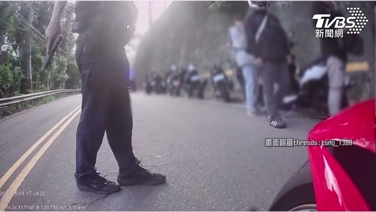 影音／台中136縣道臨檢風波！警舉槍攔重機　騎士怒：當我現行犯？。(圖／民眾提供)