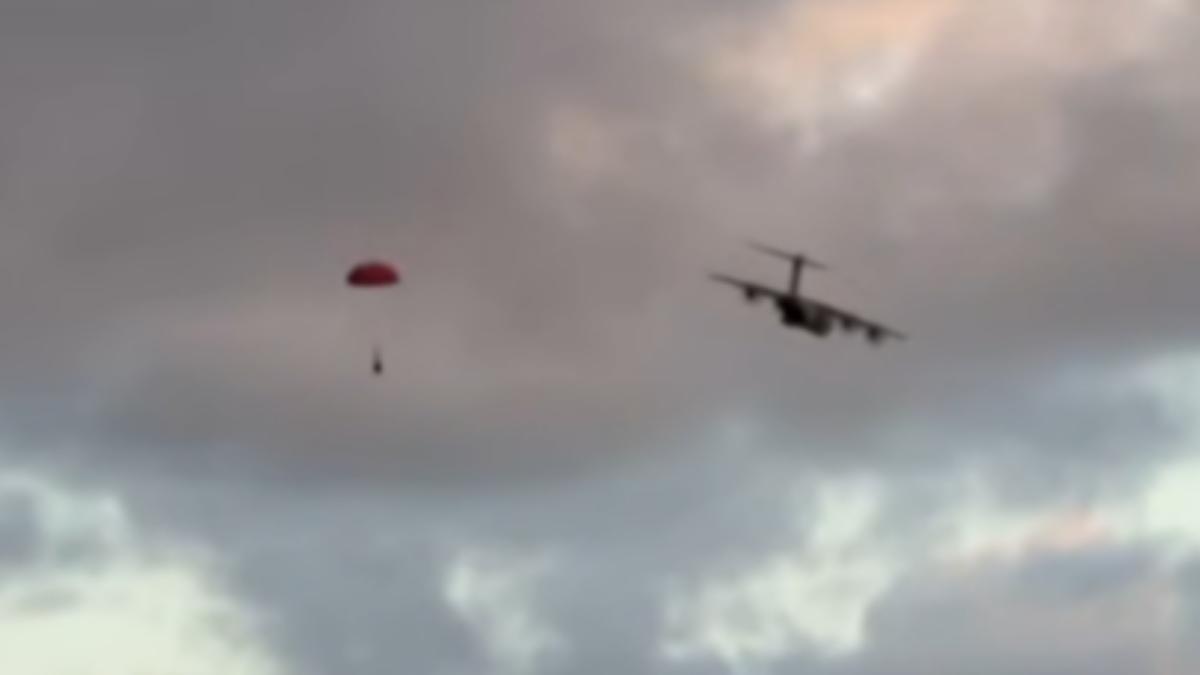 6名精銳傘兵、一名皇家空軍顧問及一名陸軍護士頂著強風跳出機艙。(圖/翻攝自衛報)
