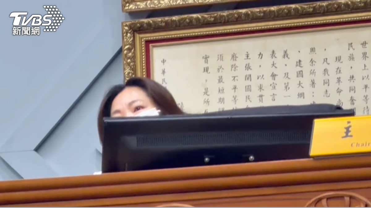 台東縣議長吳秀華面對自肥一說表示無奈，他簡短澄清一切合法。（圖／TVBS）